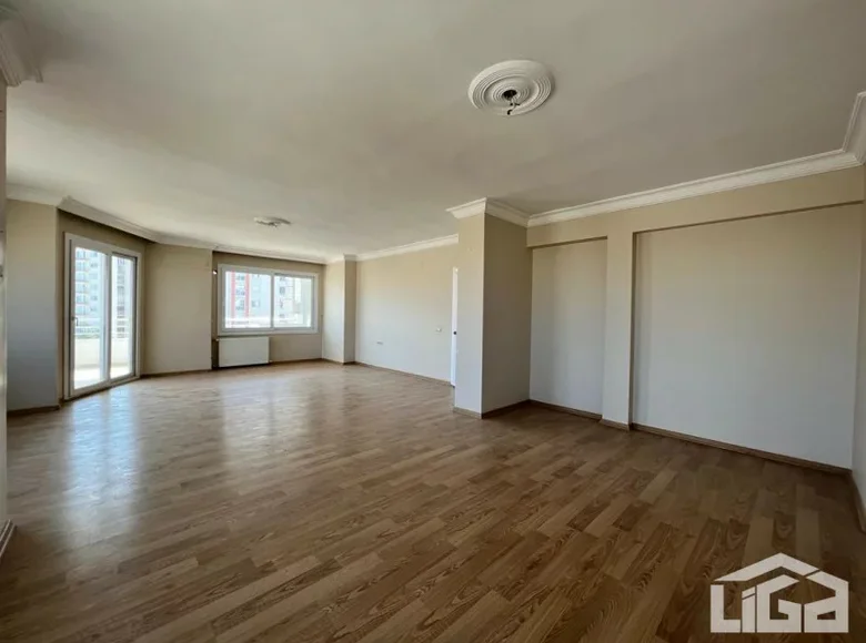 Mieszkanie 4 pokoi 180 m² Erdemli, Turcja
