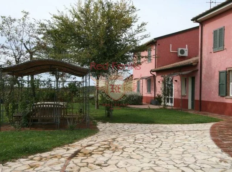 Commercial property 210 m² in Castelnuovo di Val di Cecina, Italy