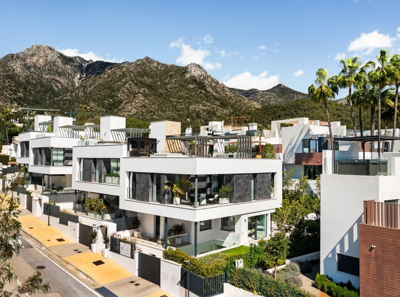 Stadthaus 4 Schlafzimmer 609 m² Marbella, Spanien