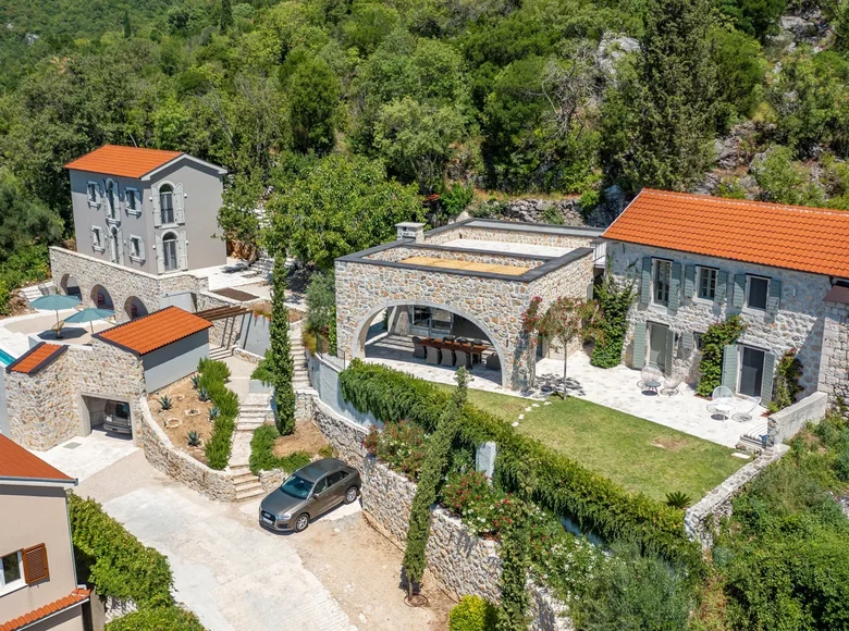 4 bedroom Villa 350 m² Trebesin, Montenegro