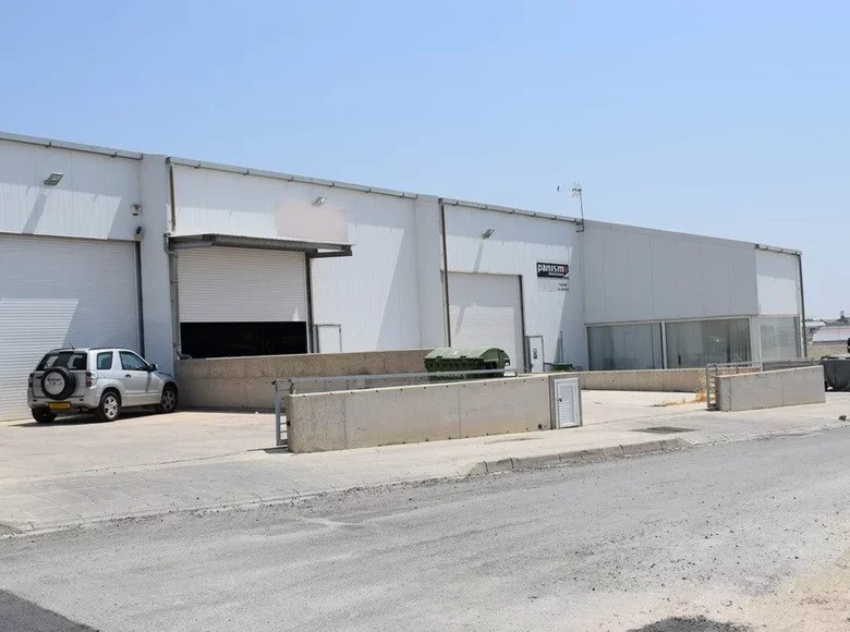 Warehouse 744 m² in Aradhippou, Cyprus