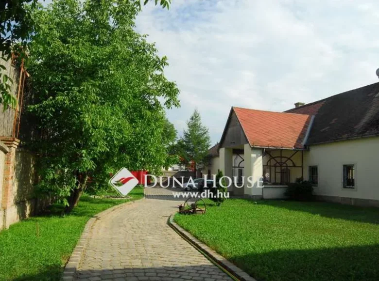 Cottage 698 m² Galgagyoerk, Hungary