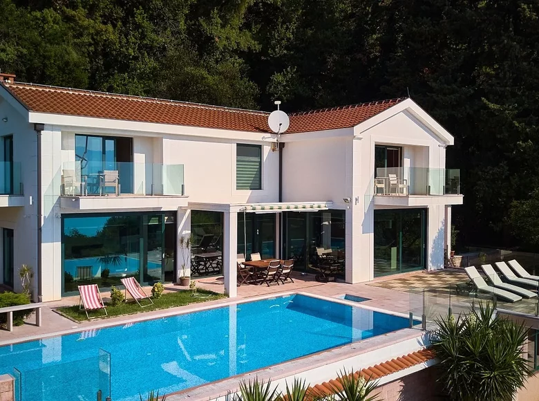 4 bedroom Villa 370 m² Herceg Novi, Montenegro