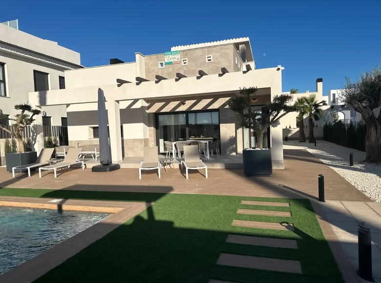 Villa de tres dormitorios 148 m² Urbanizacion Dona Pepa, Španjolska