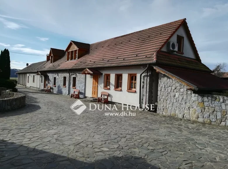 House 570 m² Patvarc, Hungary