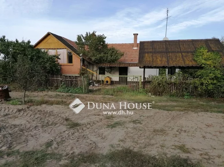 Cottage 71 239 m² Nyarsapat, Hungary