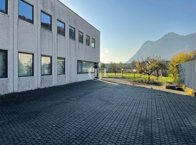 Warehouse 849 m² in Carlazzo, Italy