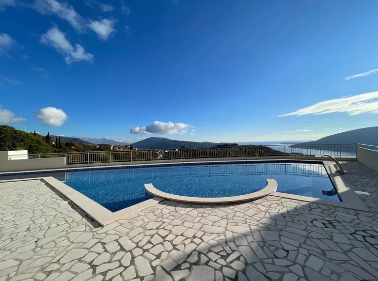 2 bedroom apartment 154 m² Herceg Novi, Montenegro