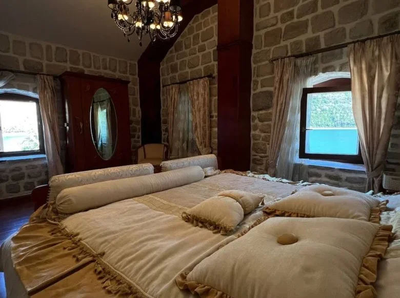 2 bedroom Villa 300 m² Herceg Novi, Montenegro