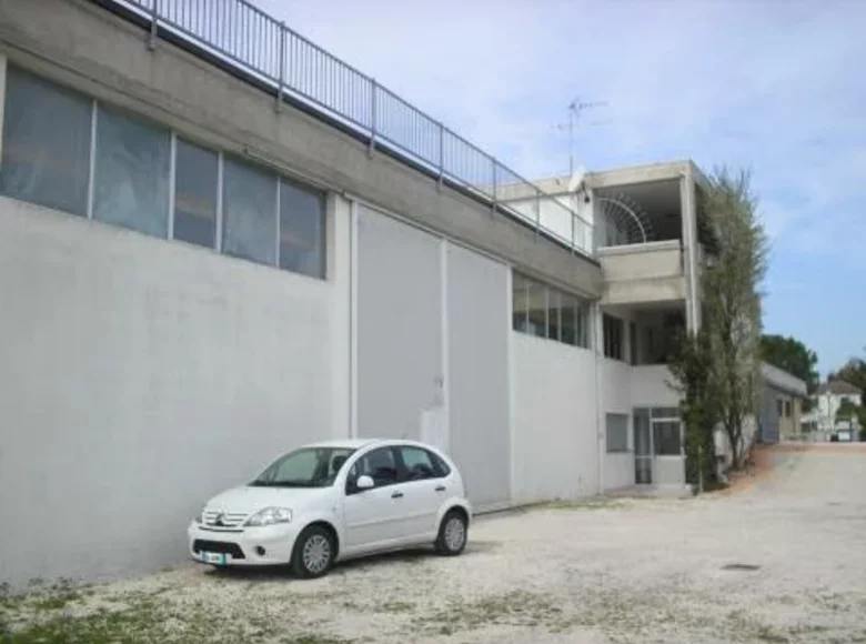 Propriété commerciale 1 900 m² à Terni, Italie