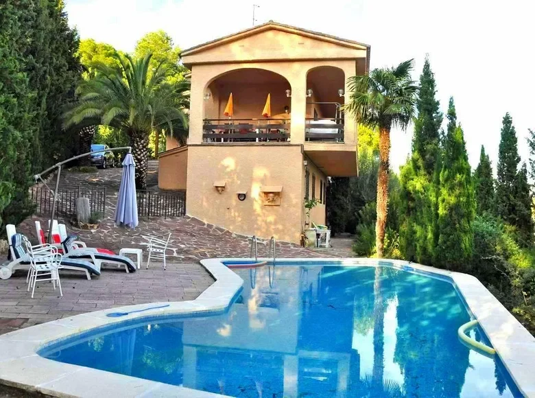 4 bedroom Villa 310 m² Chiva, Spain