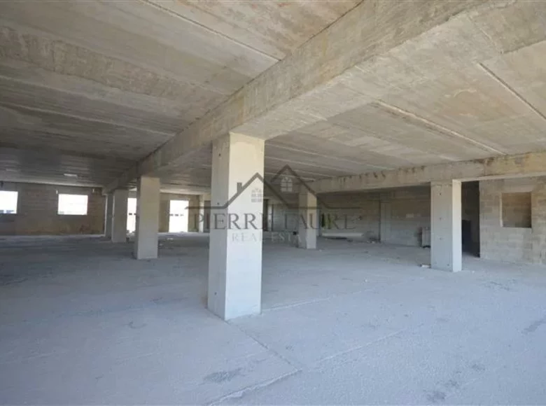 Commercial property 1 800 m² in Naxxar, Malta