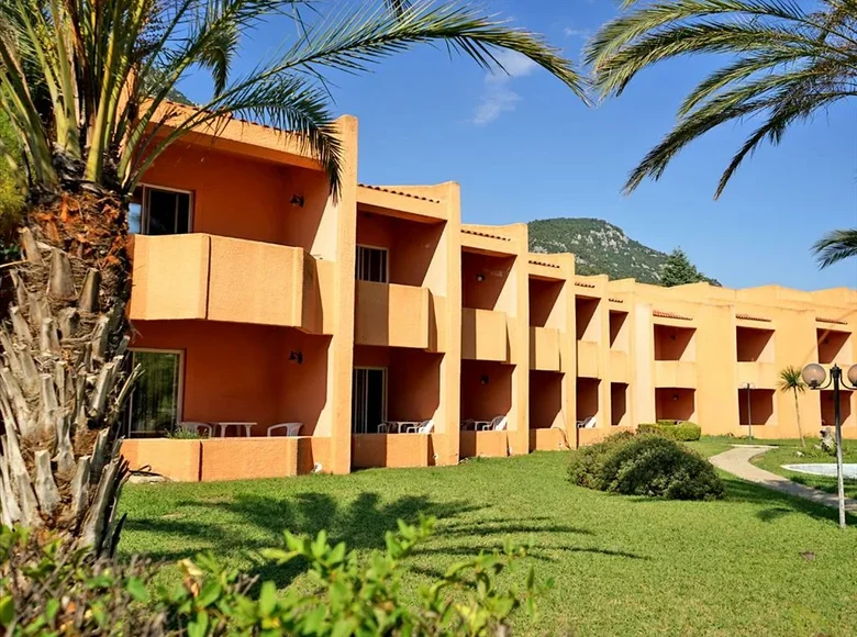 Hotel 8 000 m² in Neochori, Greece