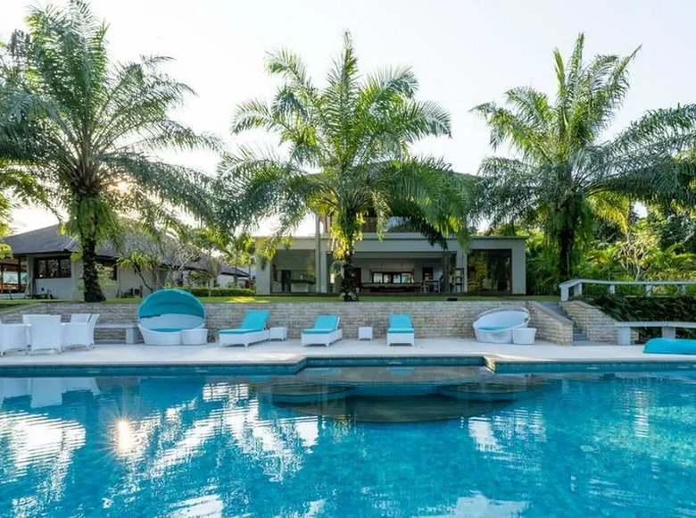 Villa 10 bedrooms 1 637 m² Nyambu, Indonesia