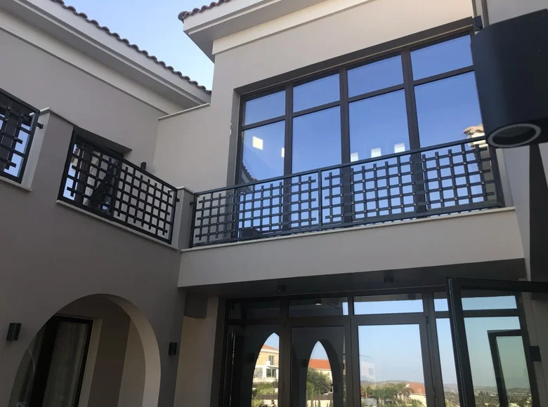 Dom 4 pokoi 420 m² Społeczność St. Tychon, Cyprus