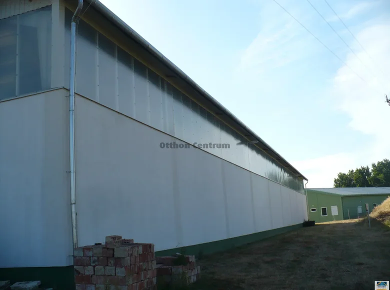 Commercial property 945 m² in Hajdusamson, Hungary