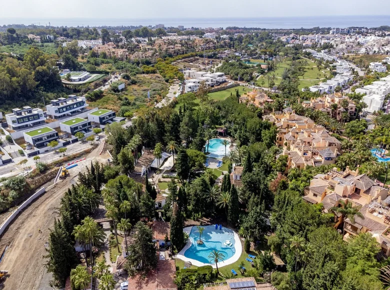 House 20 bedrooms 1 339 m² Estepona, Spain