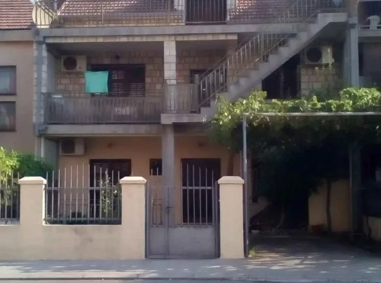 Casa 9 habitaciones 240 m² Podgorica, Montenegro