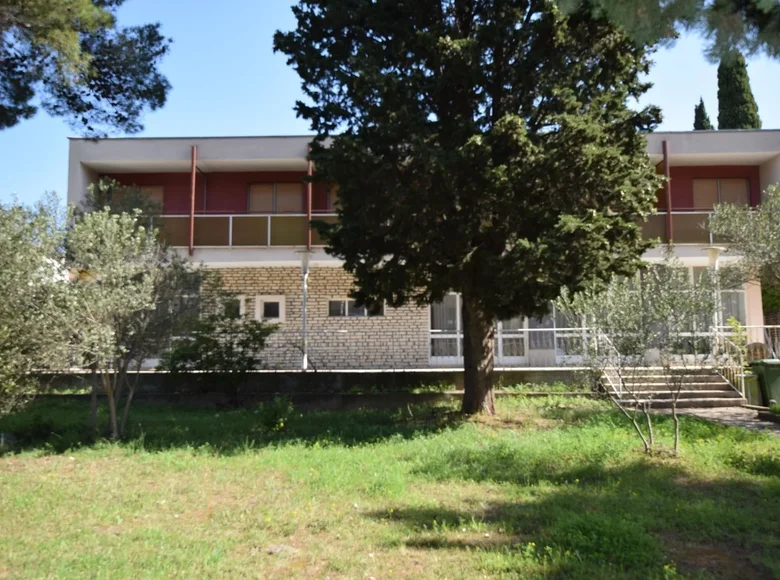 Hotel 760 m² in Bashkia Durres, Albania