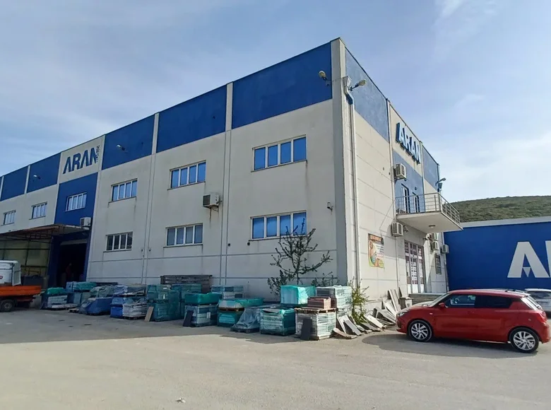 Commercial property 2 600 m² in Opcina Dicmo, Croatia