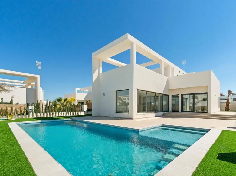 Villa de tres dormitorios 120 m² Formentera del Segura, España