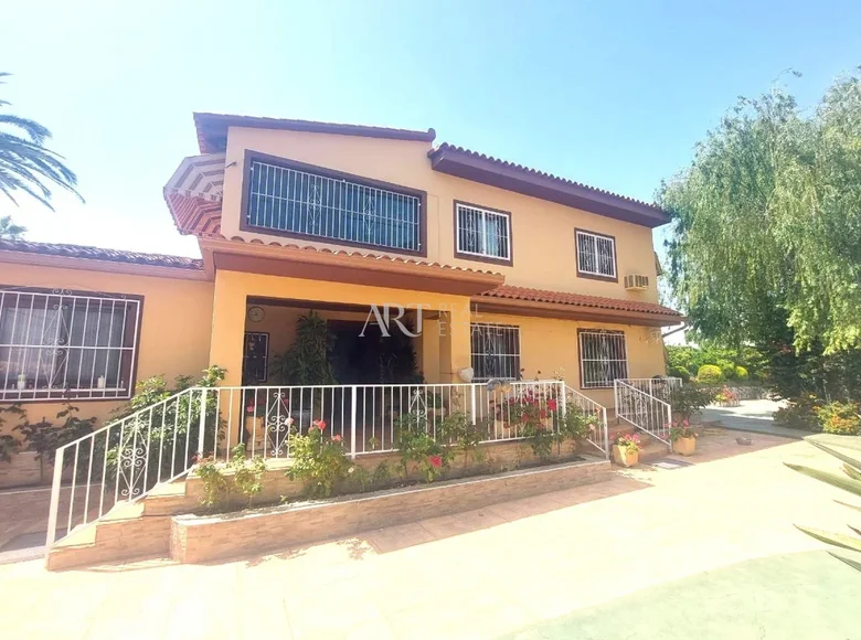 5-Schlafzimmer-Villa 360 m² lAlfas del Pi, Spanien
