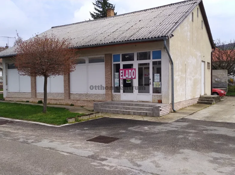 Commercial property 184 m² in Tardos, Hungary