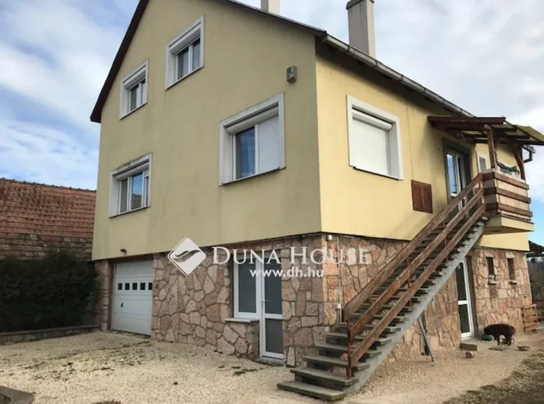 Casa 245 m² Koernye, Hungría