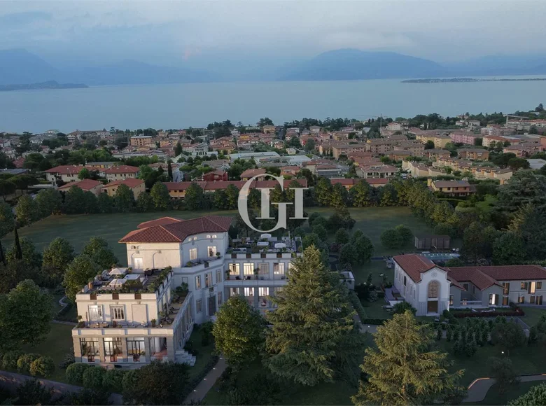 Квартира 3 комнаты 117 м² Desenzano del Garda, Италия