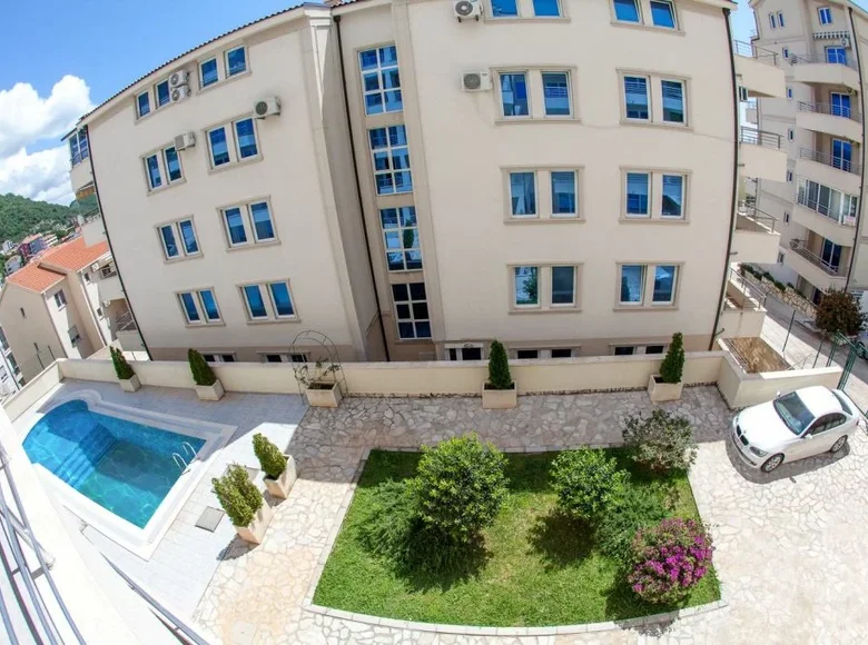 2 bedroom apartment 93 m² Petrovac, Montenegro