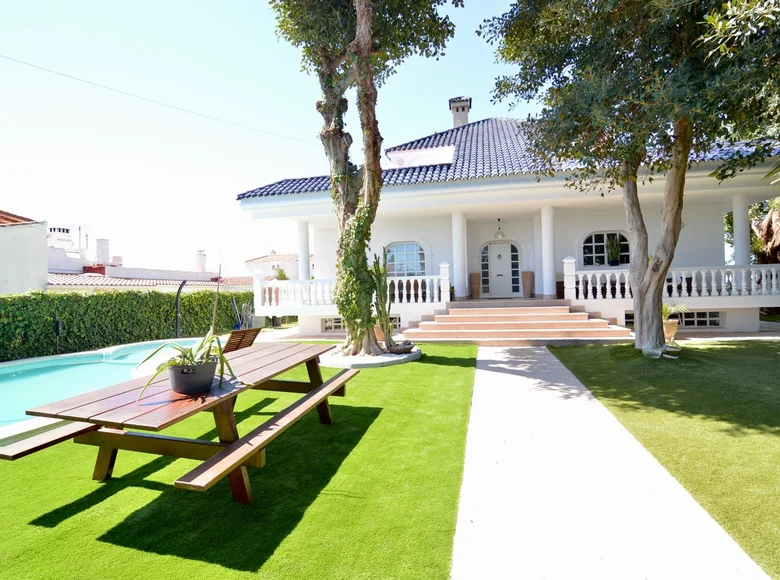4-Schlafzimmer-Villa 520 m² Torrevieja, Spanien