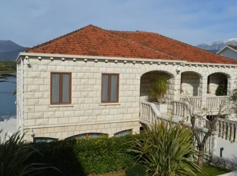Villa de 4 dormitorios 286 m² Tivat, Montenegro