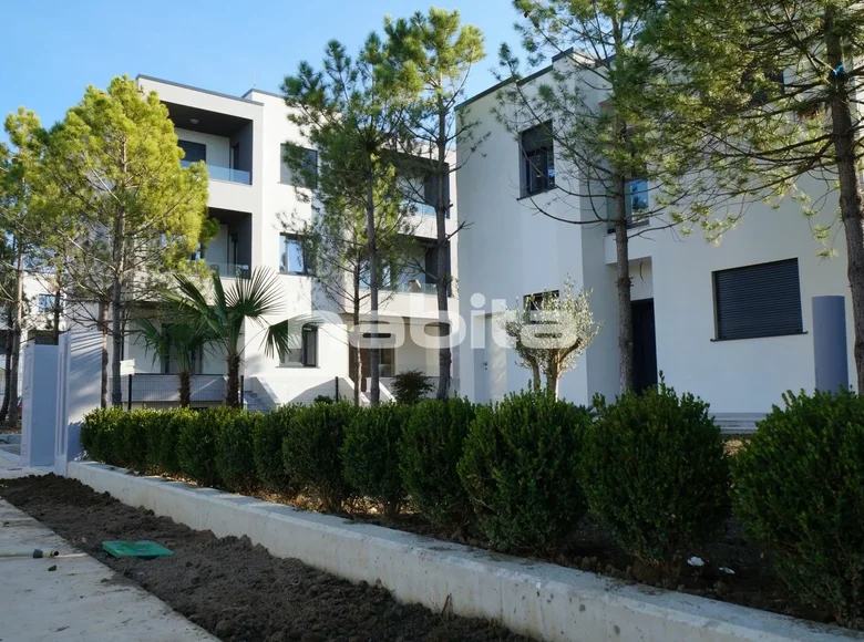 Mieszkanie 2 pokoi 65 m² Tirana, Albania