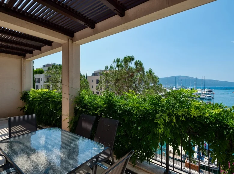 2 bedroom apartment 138 m² Tivat, Montenegro