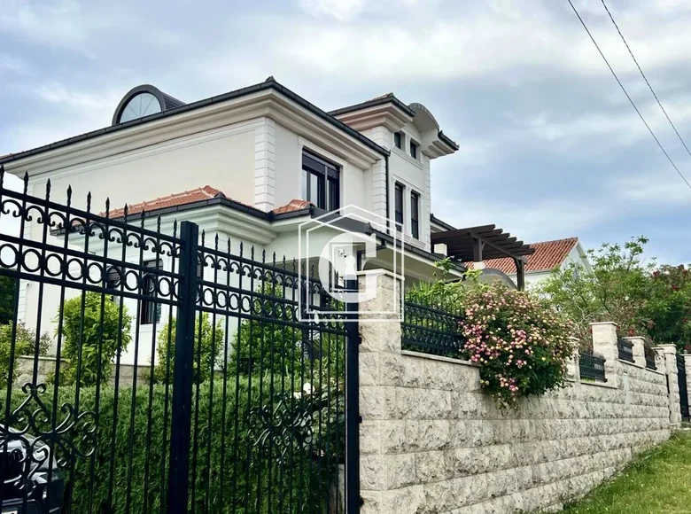 3 bedroom house 211 m² Lustica, Montenegro