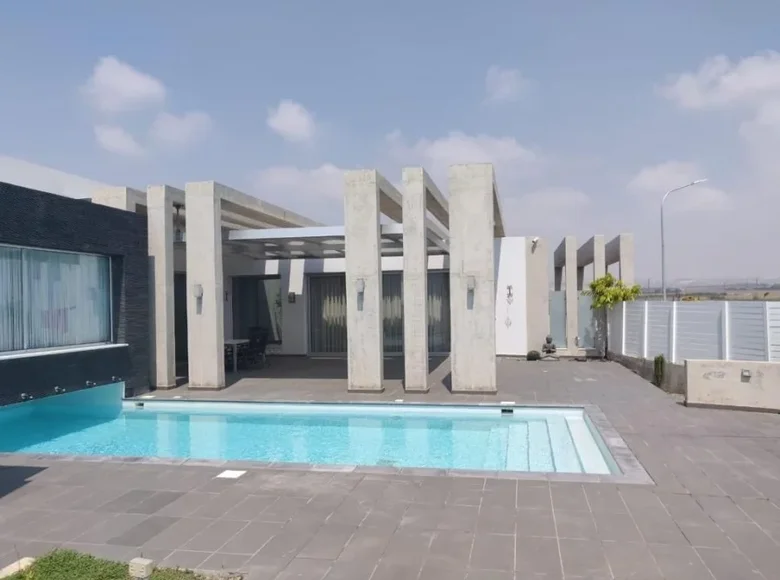 Haus 4 Schlafzimmer 320 m² Bezirk Larnaka, Zypern