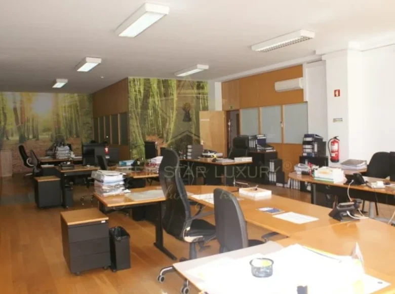 Oficina 360 m² en Oporto, Portugal