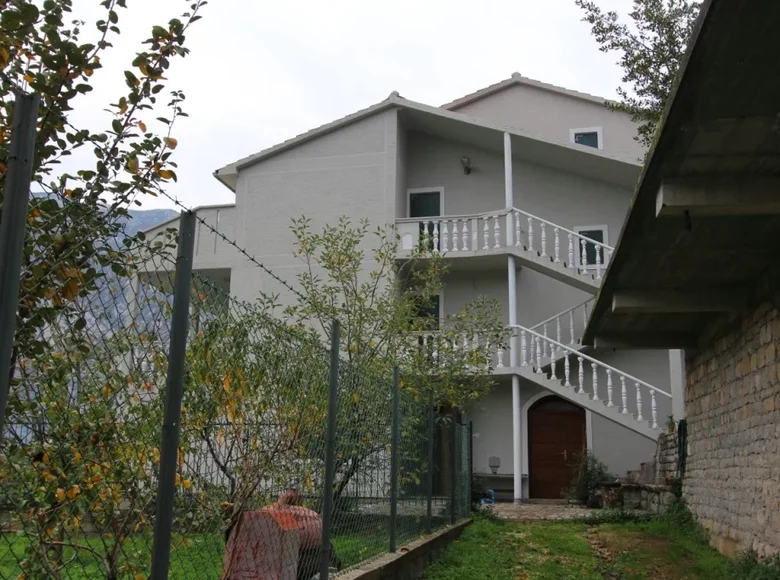 4 bedroom house 232 m² Dobrota, Montenegro