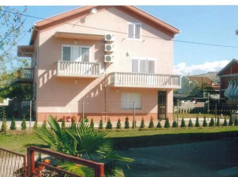 Casa 8 habitaciones 310 m² Podgorica, Montenegro