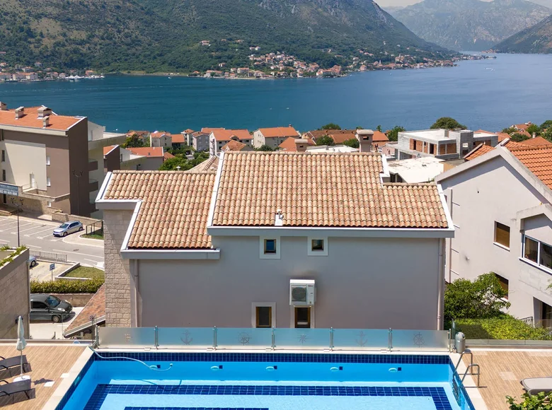 Villa 12 habitaciones 507 m² Dobrota, Montenegro
