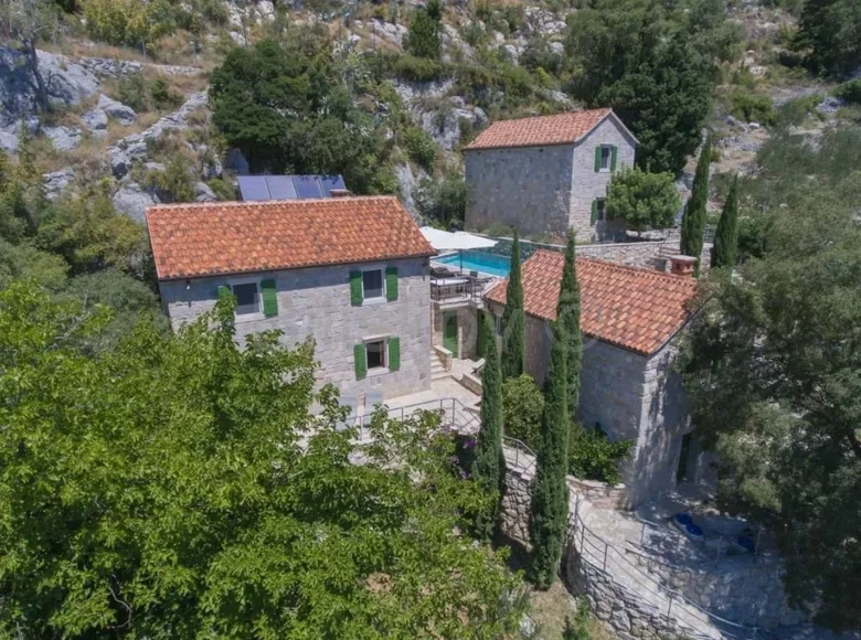 6 room house 400 m² Borak, Croatia