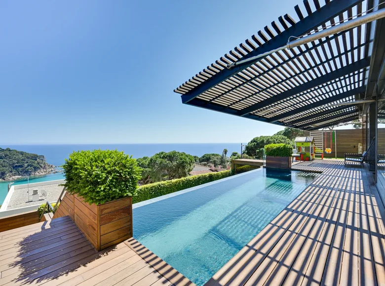 6 bedroom villa 561 m² Canyelles, Spain