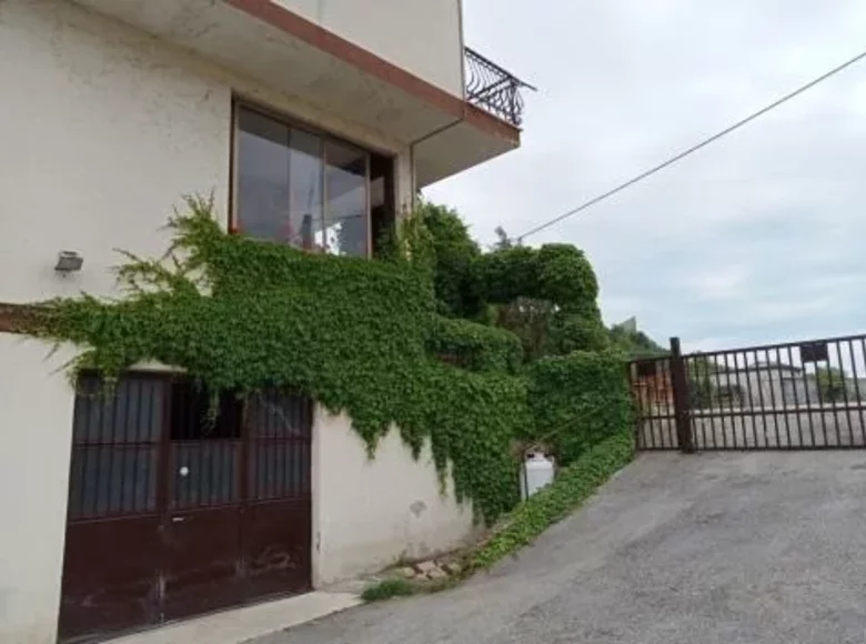 Casa 15 habitaciones 450 m² Terni, Italia