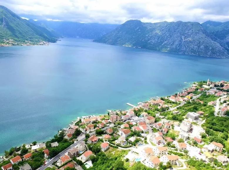 Land 3 285 m² Dobrota, Montenegro
