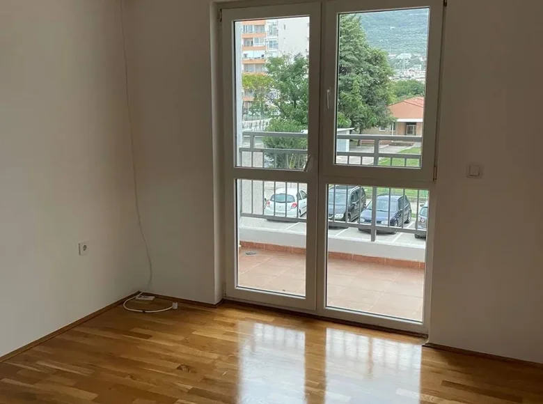 2 bedroom apartment 83 m² Bar, Montenegro