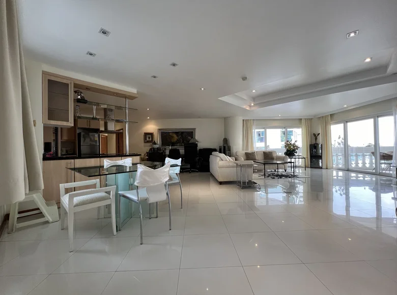 Condo 3 bedrooms 200 m² Pattaya, Thailand