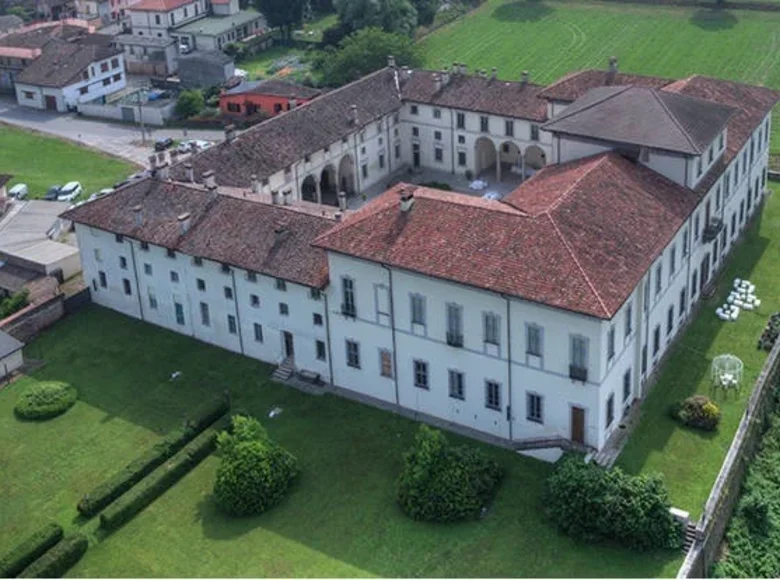 Hotel 6 000 m² in Lodi, Italy