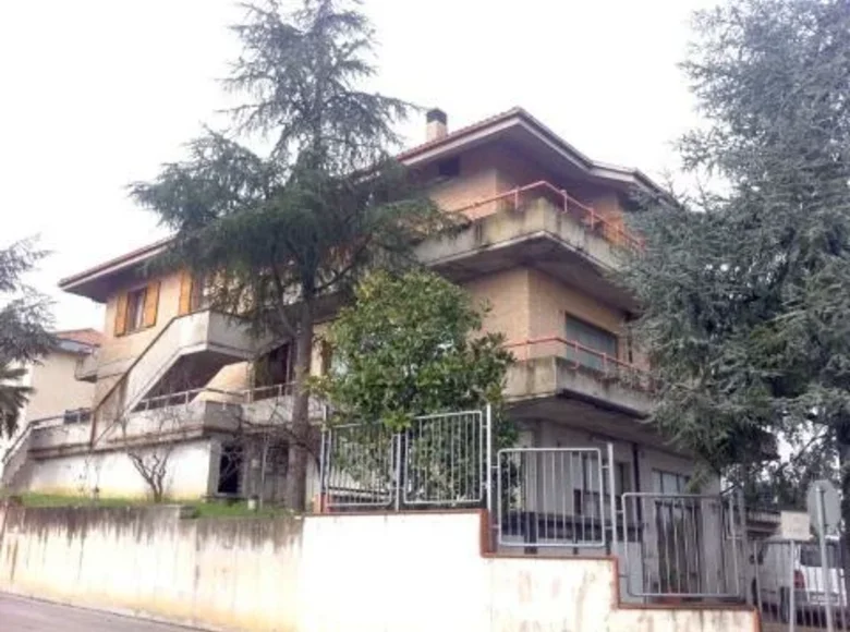 Commercial property 400 m² in Terni, Italy