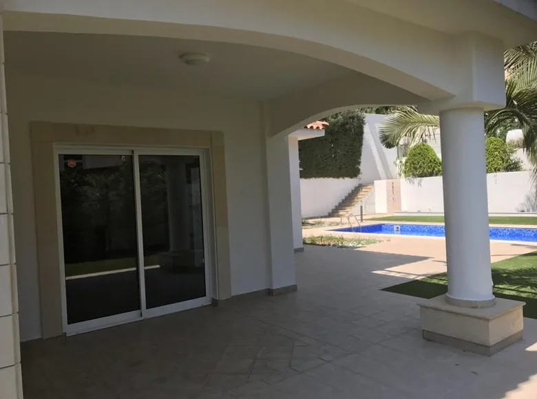 4 bedroom house 355 m² Koinoteta Agiou Tychona, Cyprus