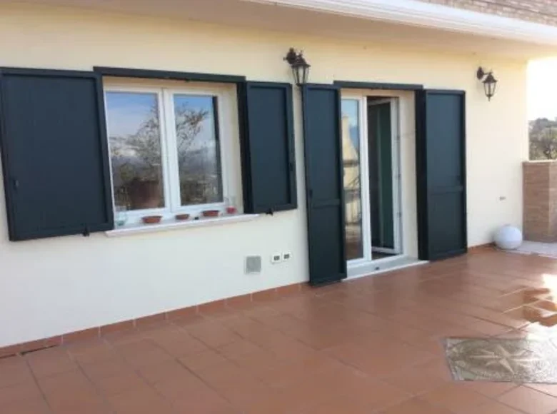 Adosado 13 habitaciones 300 m² Montesilvano, Italia
